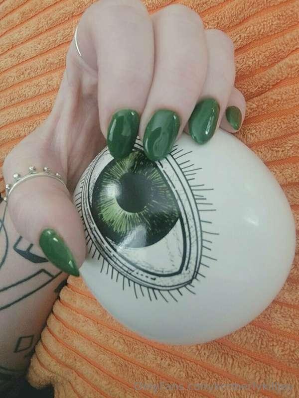 Green nails really are my absolute fucking favorite.

(my to..