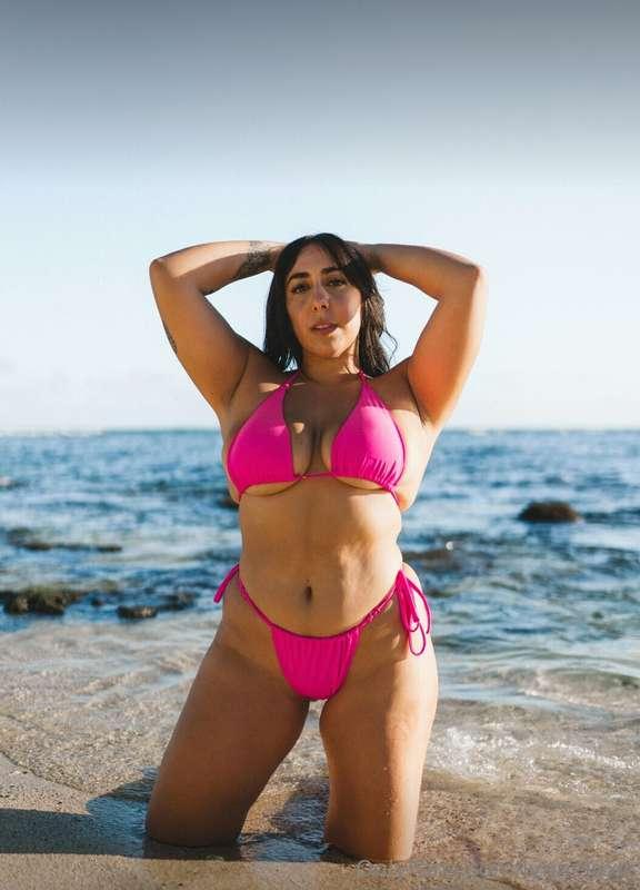 @chloeaire owning the beach game in her neon pink bikini 💓🌸