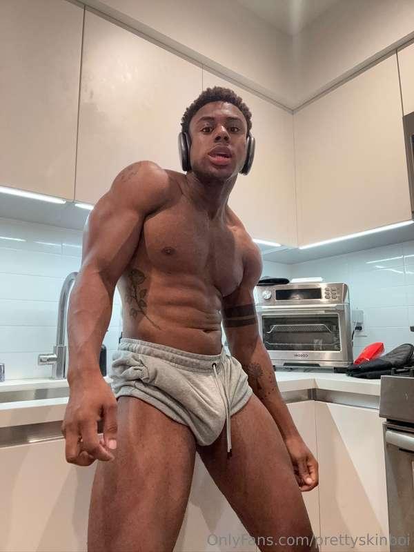 morning 😉 slide into my dms, and let’s make it fun. 😏