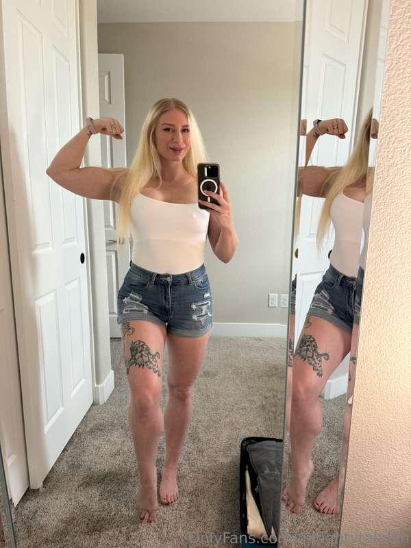 Can your muscle mommy take care of those kinky desires? Dm m..