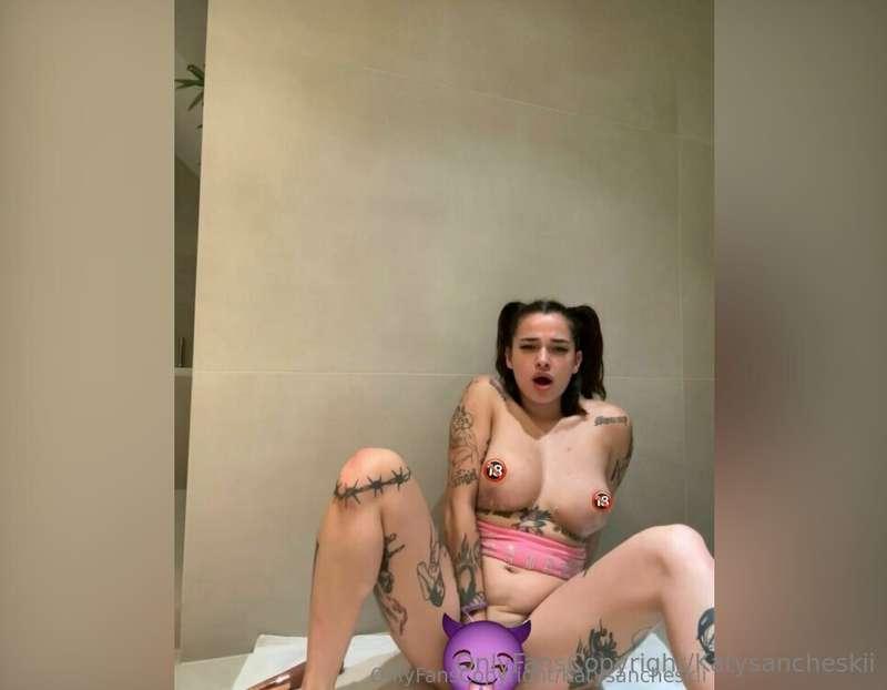 pppfffff soy una autentica guarra bby , he usado 3 VIBRADORE..