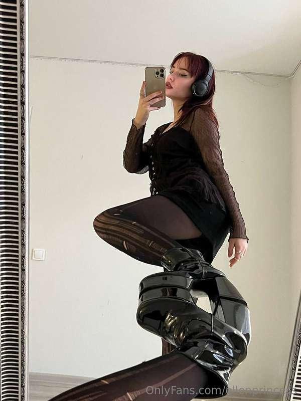 tell me how much you like my black look?🖤
