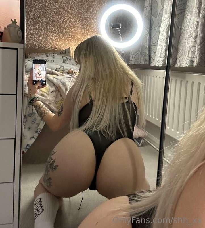 Still can’t believe how THICCC she looks in the mirror 🪞🫣
