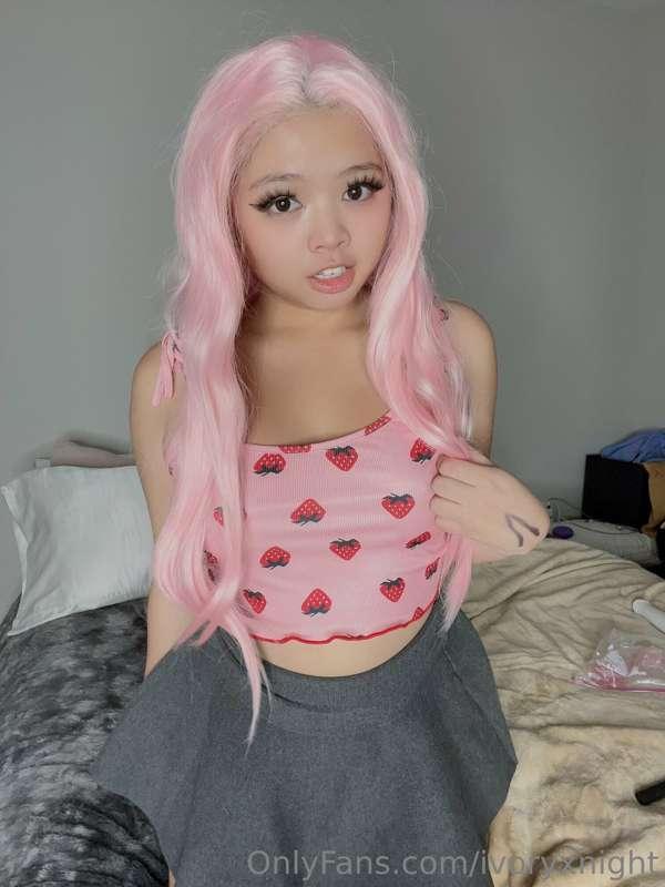 I love this top so much 🥺🥰💕💕 strawberry’s are my favorite 🍓👅..