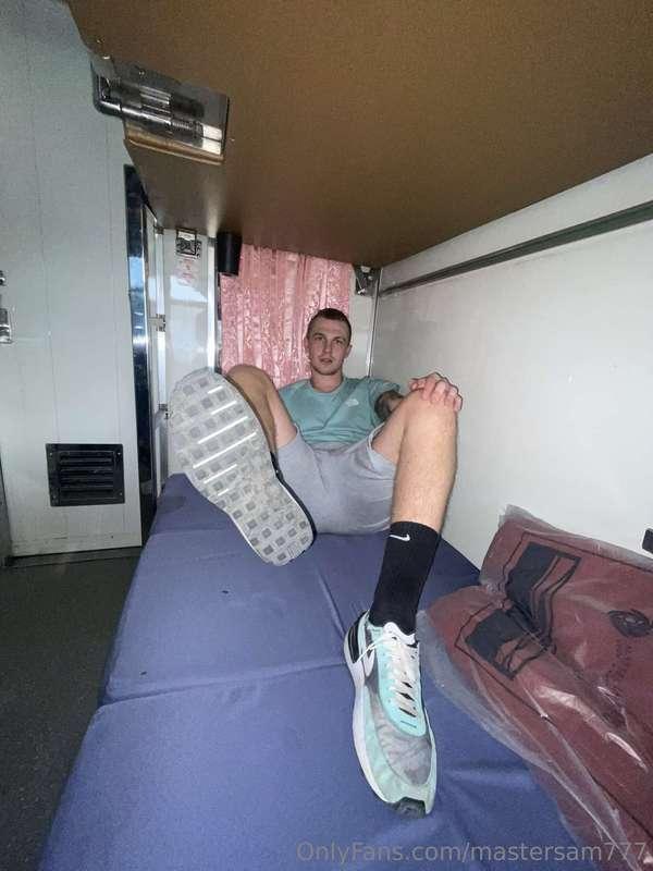 The long train ride got my feet ripe and ready 👅