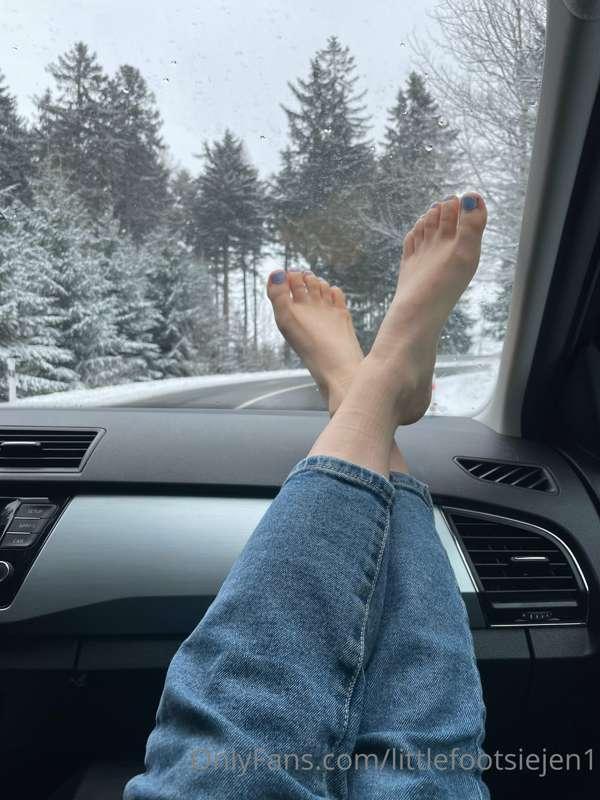 feet + snow = perfect combo ❤️❄️
