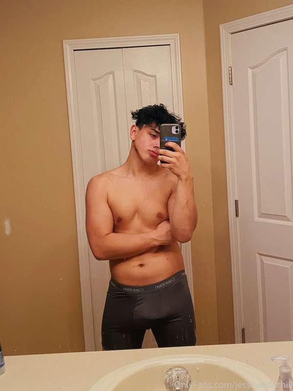 started working out today again😎 
feeling good about my body..