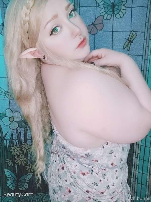 This elf princess is ready for bed in her silky pj's 👸🏼
Ther..