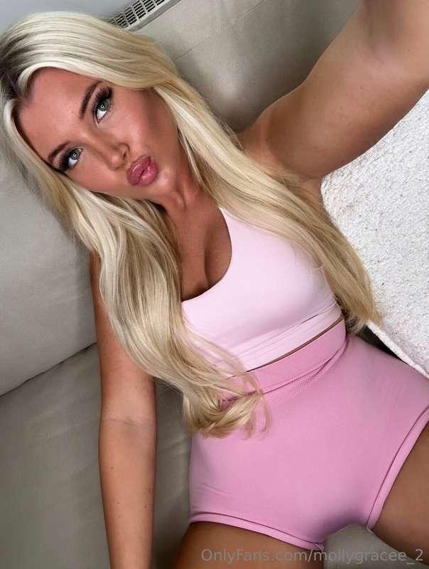 What’s your favourite thing about me ? 💗