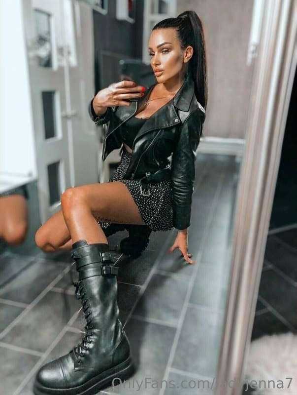 Killer legs and b*llbusting boots, perfect for trampling you..
