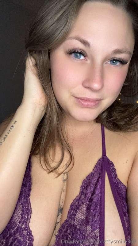 Pretty eyes and lingerie 😈