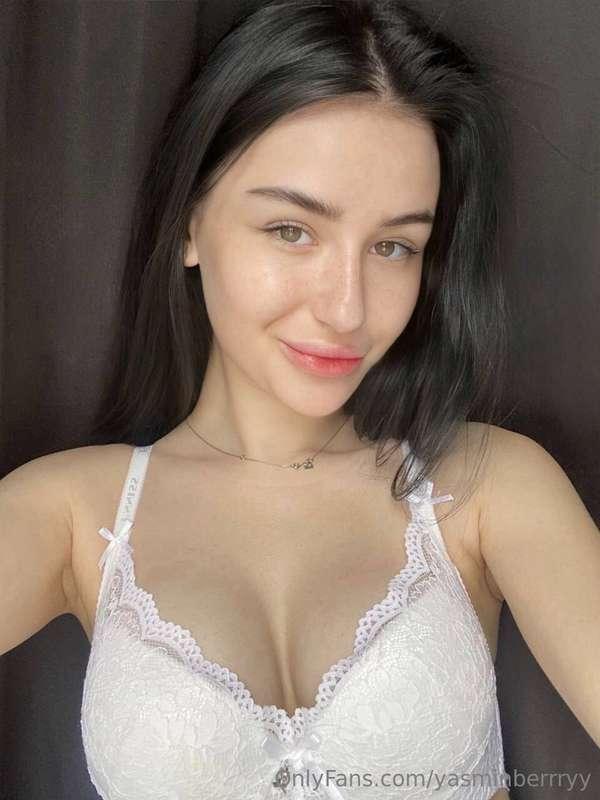 My 18 yo bestie @julia_hardy online now and ready to get dad..
