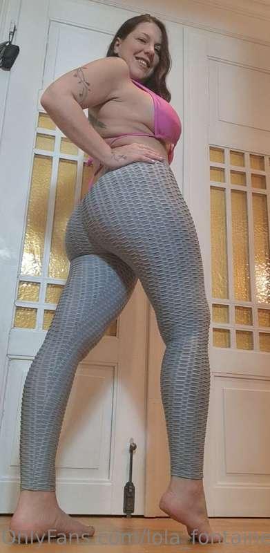 Loving my new leggings 🍑 What do you think?😈
↪️ swipe for on..