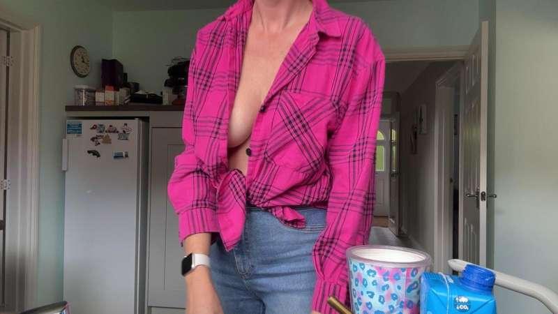 Downblouse tease