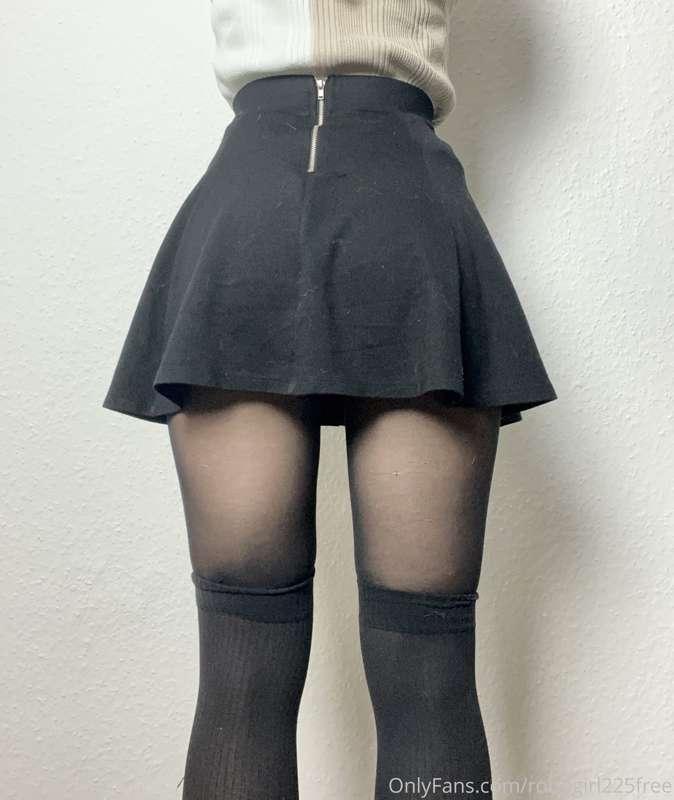 Whats under my skirt ? 😋🙈