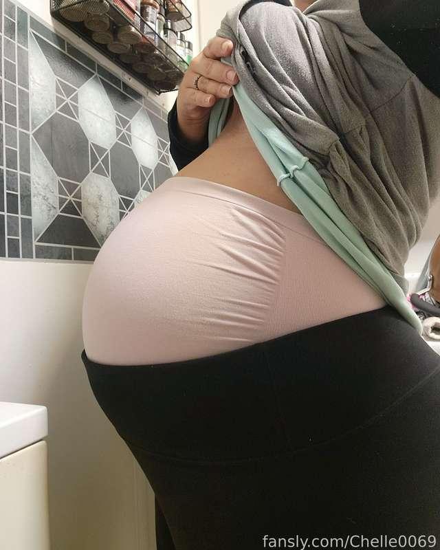 39 week baby bump update 🥰🤰
Likely my last one as I'm on the way to labor &amp; delivery RN because my BP is being a traitor as usual 🙃 let's enjoy the bump one more time ❤️
#pregnant #preggo #curvy #mombod #belly ##babybump #MILF