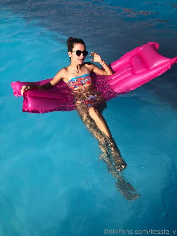 Feeling the summer vibes 🌞💦. Loving this sunny day and my ne..