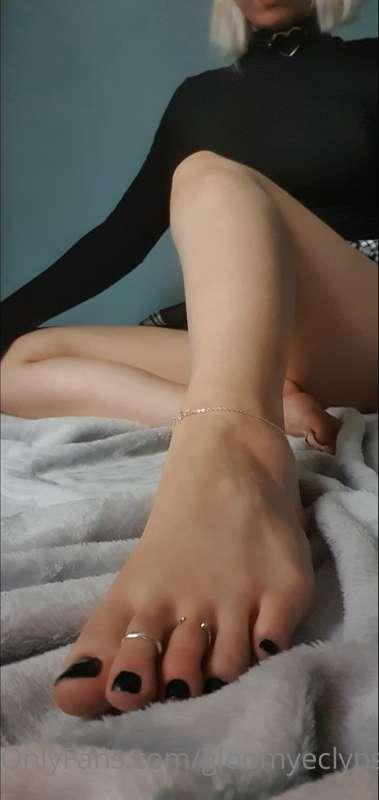 Nails are shiny, choker is shiny, rings are shiny, anklets a..