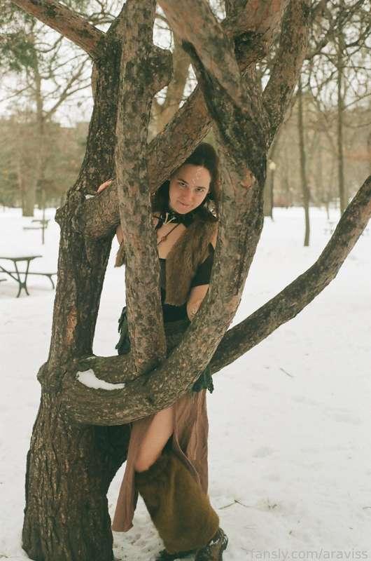 peeking out from behind the branches, a lost &amp; cold wood elf gazes at you. will you help her home? or provide her with some warmth? or offer her something else altogether.. 


 #elf #outdoors #nature #busty #petite #fit #athletic #cosplay #cute #natural #adorable #cheeky #fantasy #tits #fyp #nerd #geek #slimthick