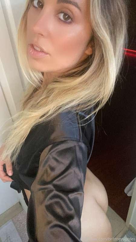 Naughty selfies are the best 😈 good thing you can only see t..