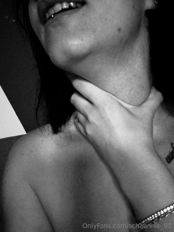 ich liebe es gewürgt zu werden, also pack mich baby 💦
