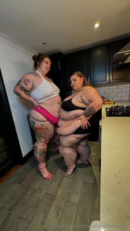 Can you even believe the size difference between Big Dee and..