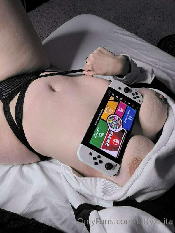 Can you please follow my cool goth friend on her free accoun..