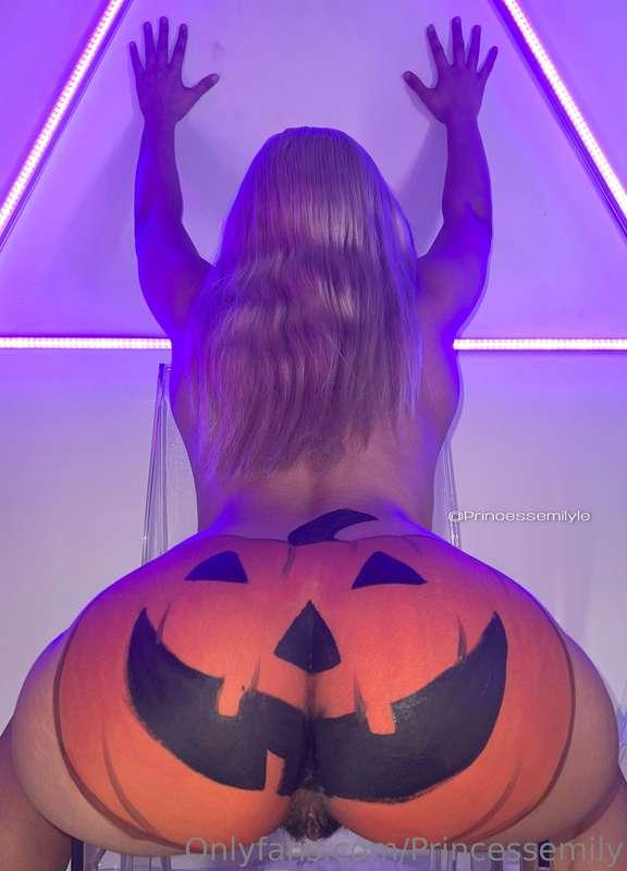 Pumpkin Pie anyone? 🎃  • Body Painted & shot by: @fernellovi..