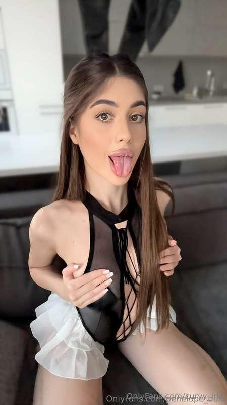 🎀𝓕𝓡𝓔𝓔 𝓢𝓤𝓑𝓢𝓒𝓡𝓘𝓟𝓣𝓘𝓞𝓝🎀Cute girl @penelope_bust loves playing wi..