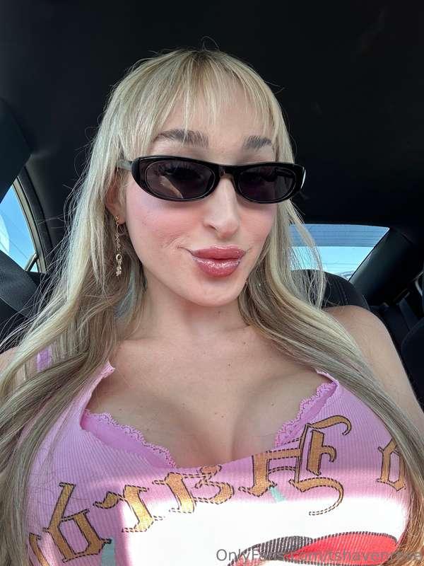 Friday feels! Where's the fun at? 🌟🥰