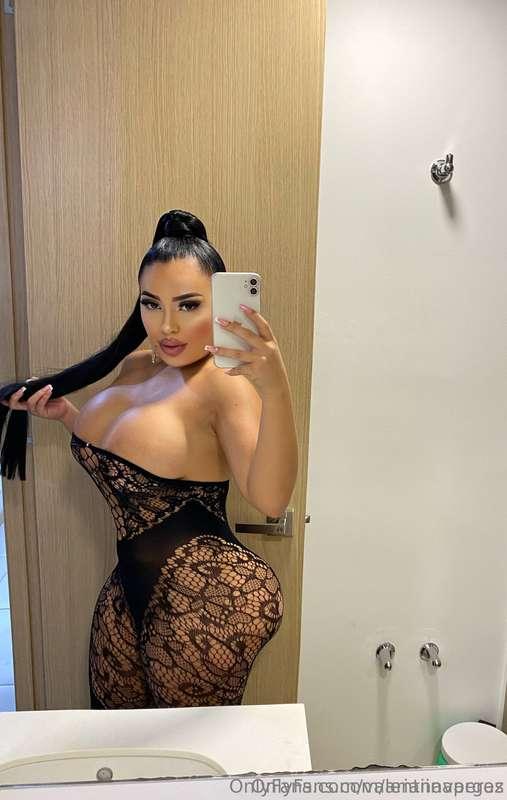 🍑 Colombian queen serving curves and confidence. Are you rea..