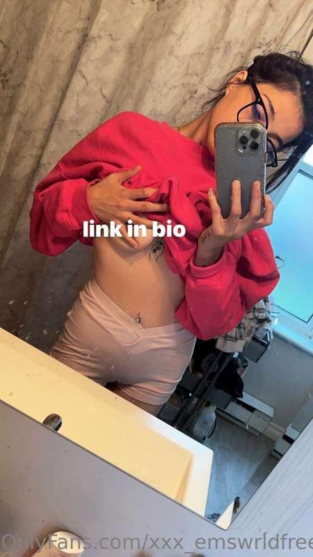 titty fuckin FRIDAY watch me take my sweater OFF and BOUNCE ..