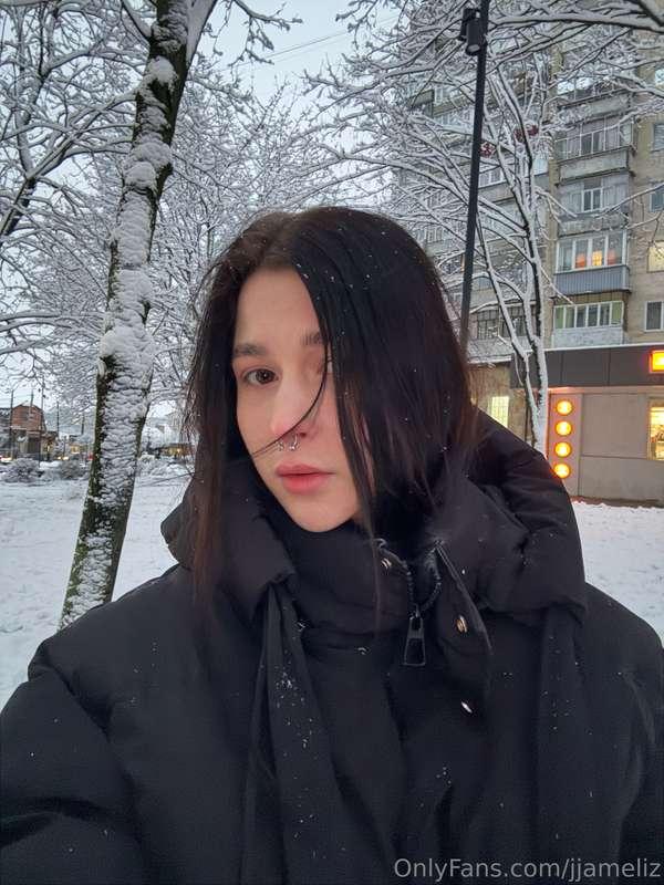 Snowflakes in the air and a little sparkle in my steps ❄️✨ J..
