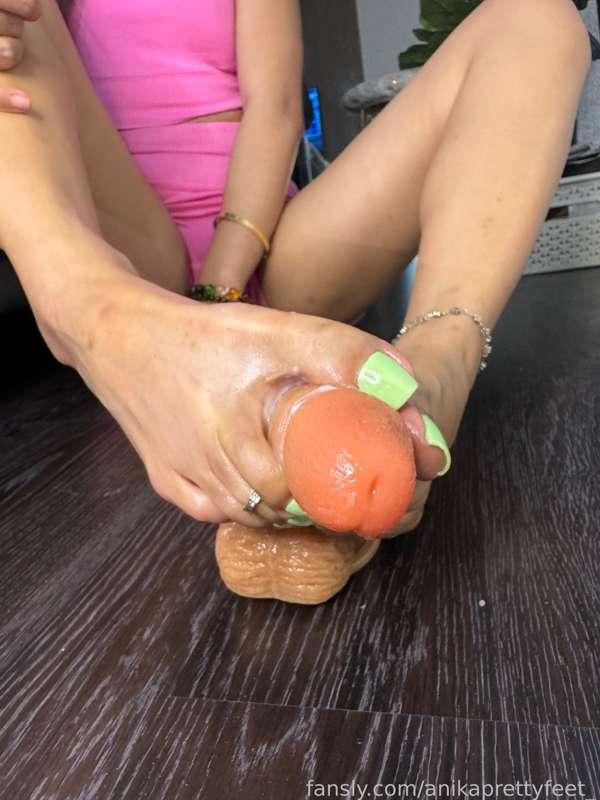 footjob picture set  of 🍆 toy  
neon green pedicure 💚
- oily lotion closeup -

#foryoupage #fyp #soles #footfetish #pedicures #pedi #legs #butt #barefeet #closeup #newpost #barefoot #soles #toes #prettylegs #lotion #oily