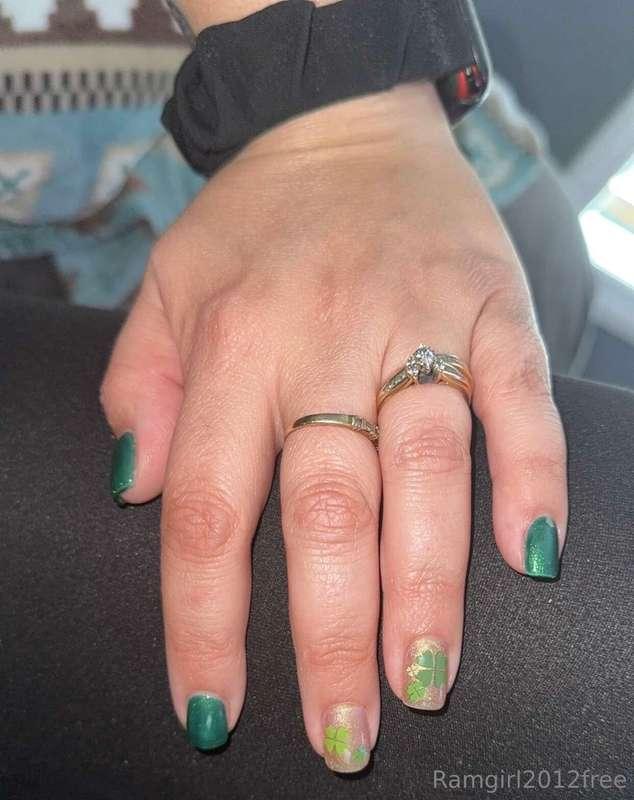St Patty’s Day Ready! Would these fresh nails look good arou..