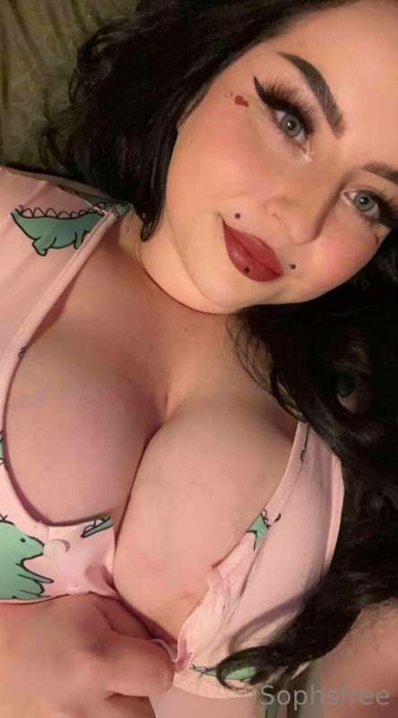 # @winterrosefree is looking for a new bf 👀

she’s active no..