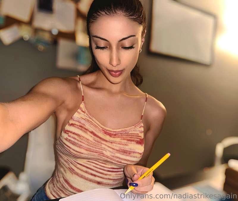 Finished writing down my goals for the week 🥰 1💪🏼 Go to bed ..