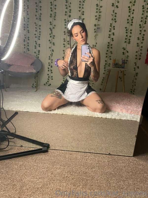 your hot and sexy little maid 🥵🔥 how do I serve you daddy? 😘