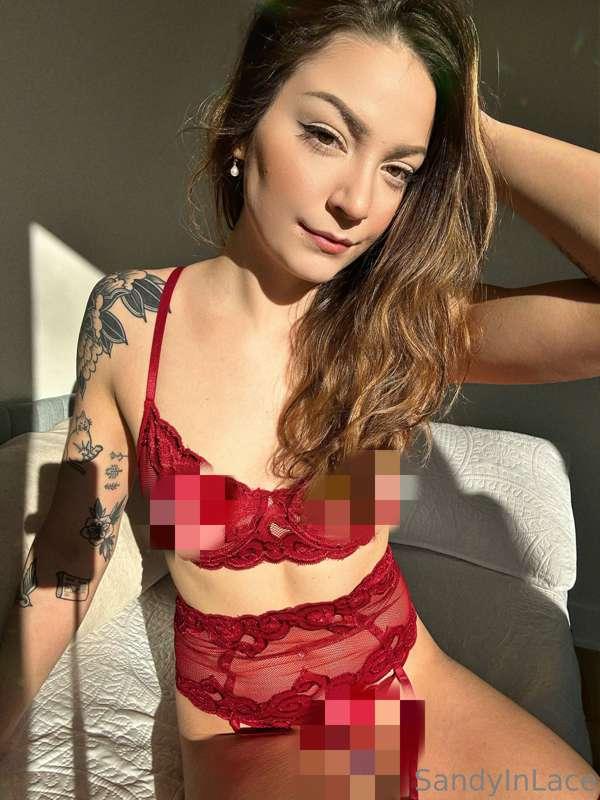 Red lingerie + petite brunette 😈
Unlock for 16 pics!