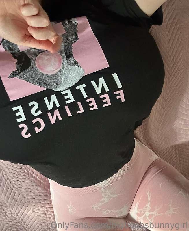 Can you see my tiny waist...and no bra underneath✌🏻