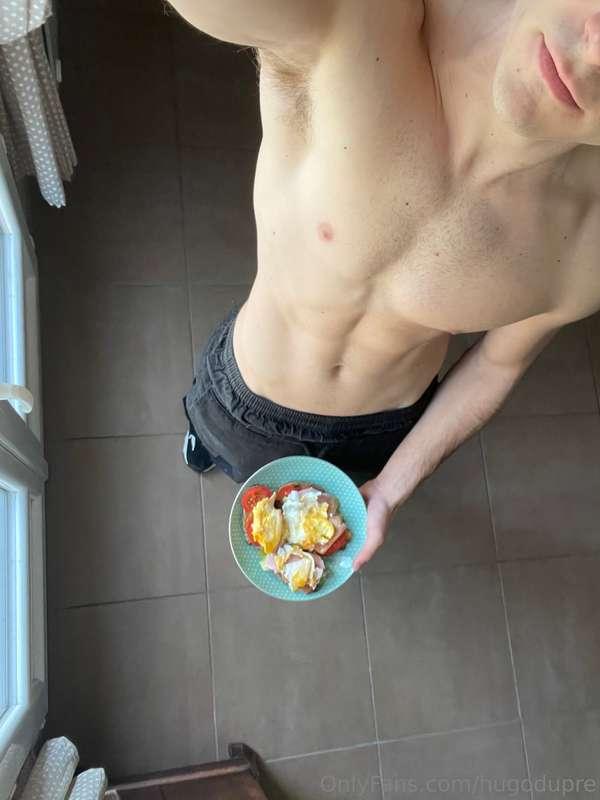 Pain complet, oeuf, tomate, avocat, jambon, thon 😈 
J’adore ..