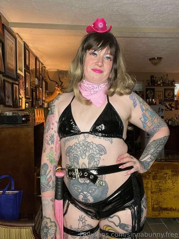 Yee-Haw! here’s some free titties and pits for you!! should ..