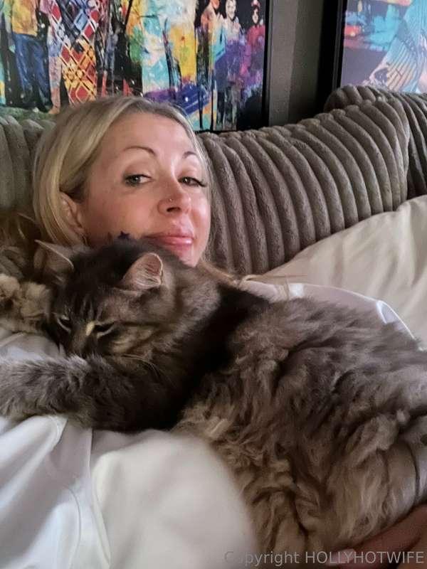Neck warmer activated 🐱💗 Nothing like ending the day with a ..