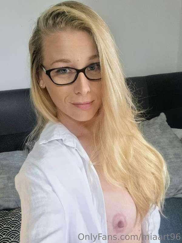 Look into my eyes and scroll to the next photo 😈