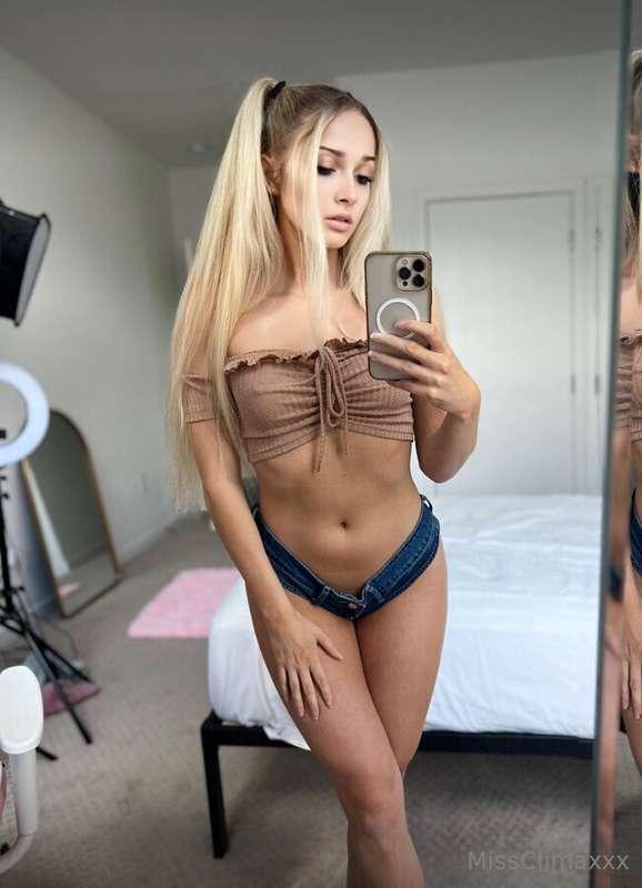 @missblondebunny This adorable bombshell has a hidden talent..