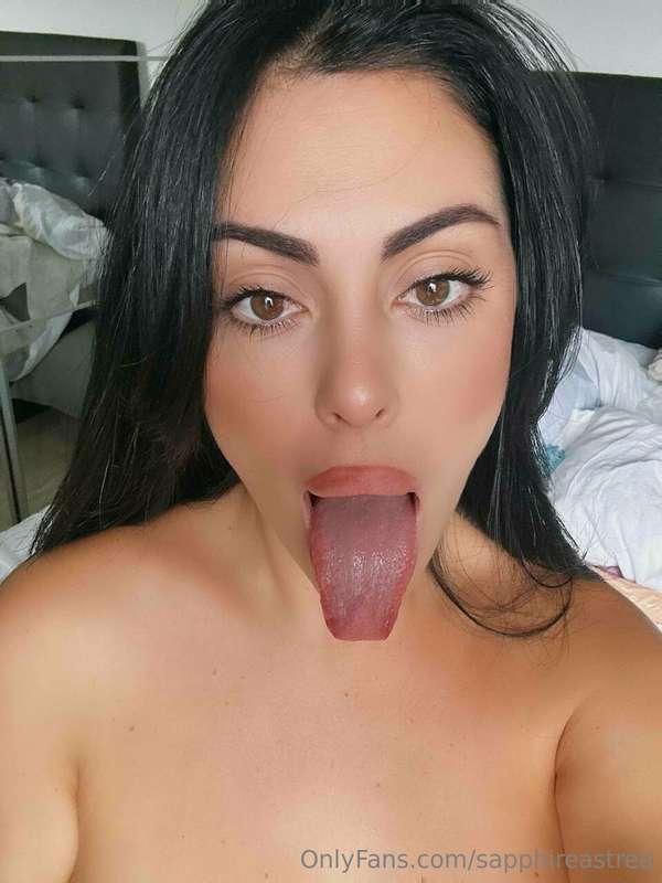 Honey I want to see your cock 😈 let me imagine swallowing it..