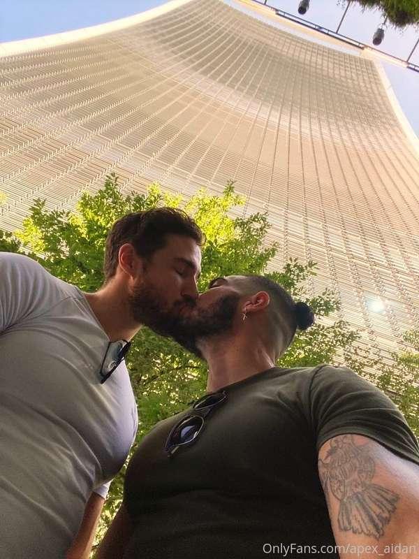 Dates and kisses with @theonlyiggylopez 😍