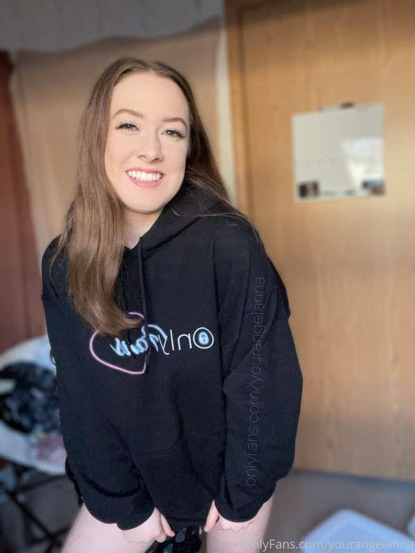 Got my onlyfans valentines hoodie 💘💓