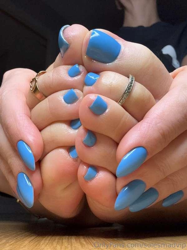 New pedi Reveal 💙 with bad lighting but I had to show it to ..
