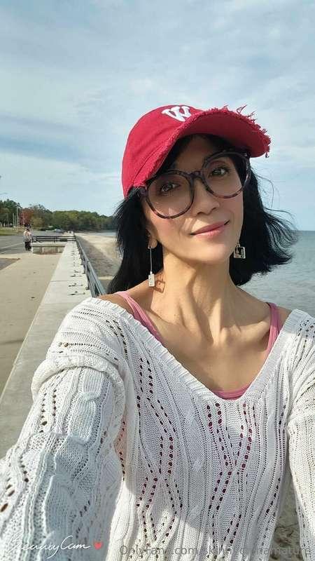 China hot mom is traveling.